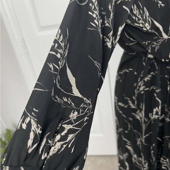 H&M Women’s Black White Floral Pleated 3/4 Sleeve Tie Waist Midi Dress - Picture 5 of 9